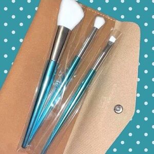 ELAINA BADRO Baby Blues Brush Set in Faux Suede Case: 3 for face & eyes *BNIP